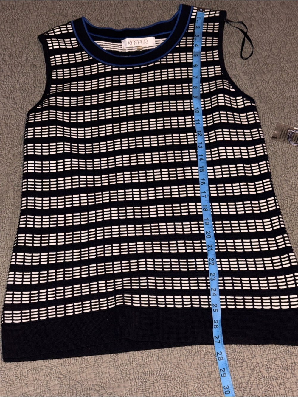 Kasper Black White Blue Sleeveless Knit Top Size Medium Geometric Career nwt - Picture 3 of 6